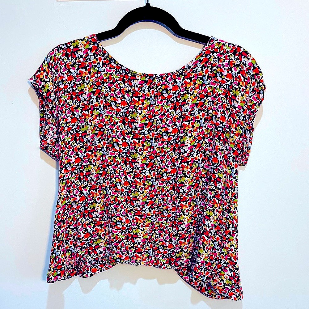 Floral short sleeve blouse - Size Medium